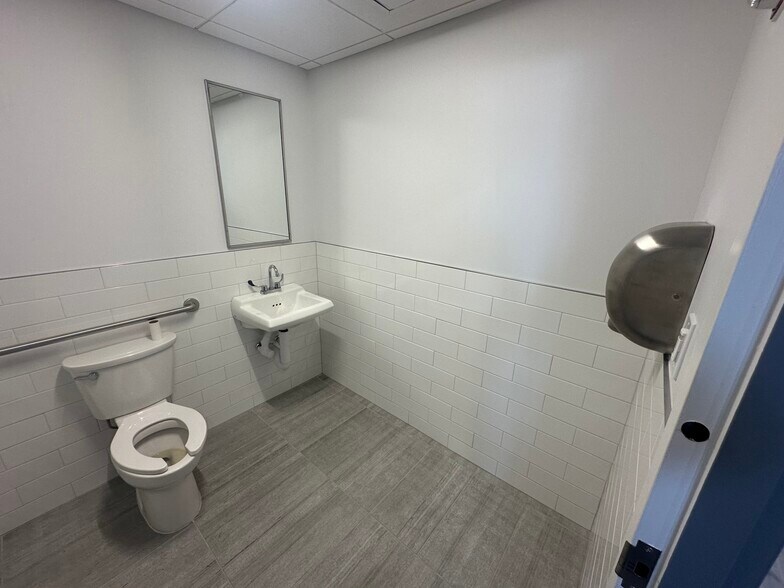More Photos Of 601-693 Sunrise Hwy, Lynbrook Unknown For Lease