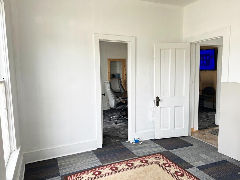 More Photos Of 332 N Main St, Gordon Flex For Sale