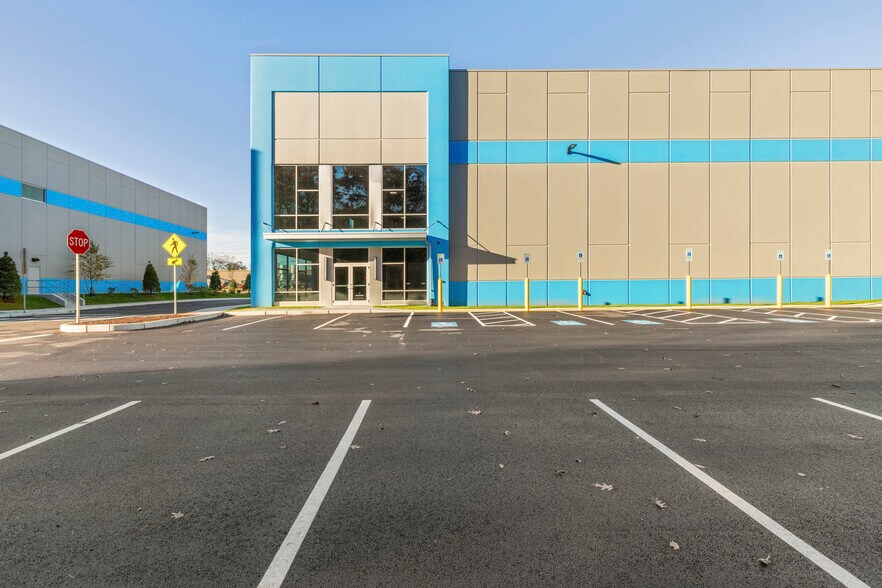 More Photos Of 38 Upton Dr, Wilmington Unknown For Lease