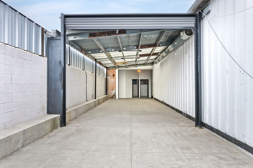 More Photos Of 3921 W Jefferson Blvd, Los Angeles Flex For Lease