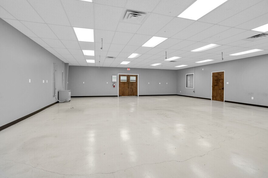 More Photos Of 2418 N Frazier, Conroe Warehouse For Lease