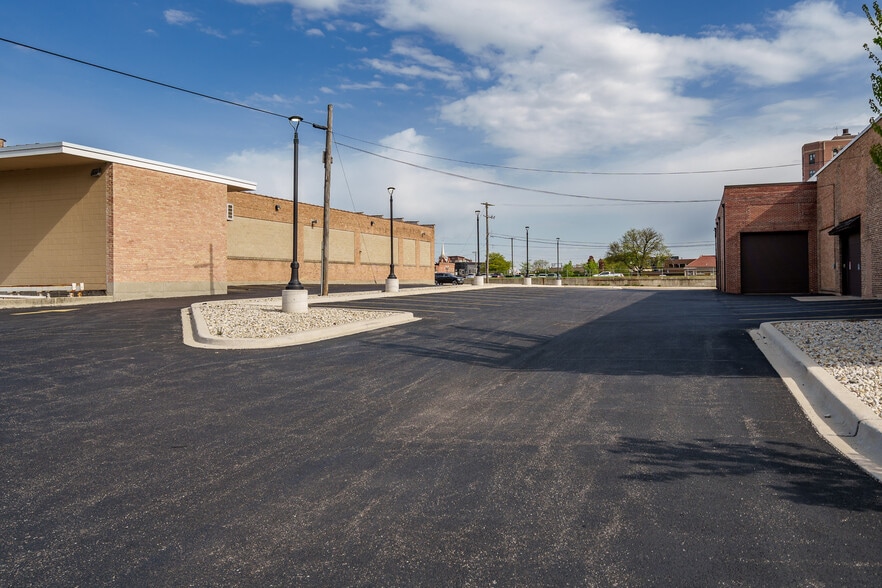 More Photos Of 727 1st Ave, Rockford Industrial For Sale