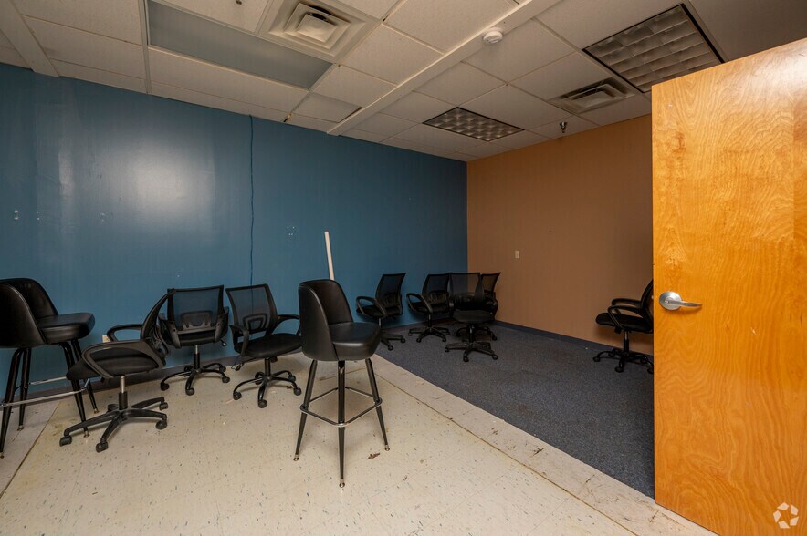 More Photos Of 301 Market Dr, Emporia Supermarket For Lease