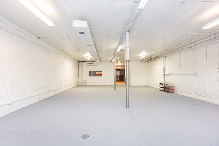 More Photos Of 4616 W Fullerton Ave, Chicago Light Manufacturing For Sale