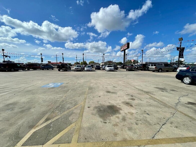 More Photos Of 4006 N Navarro St, Victoria Auto Dealership For Sale