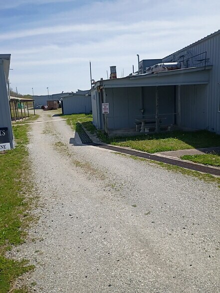 More Photos Of 712 Industrial Ln, Oneida Distribution For Sale