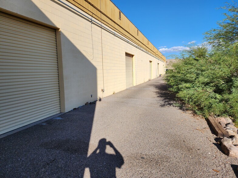 More Photos Of 1642 North Oatman Rd, Bullhead City Industrial For Lease