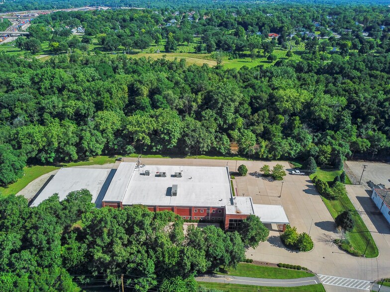 More Photos Of 1225 E Washington St, Joliet Flex For Sale