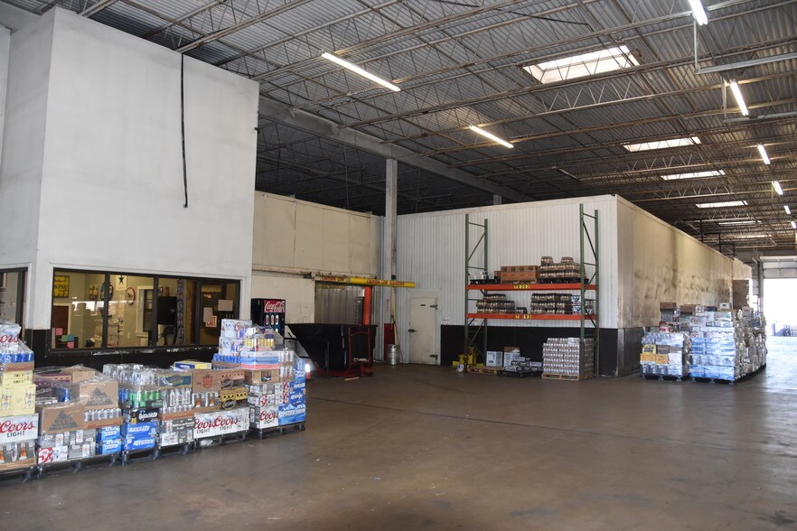 More Photos Of 100 N Church St, Palestine Distribution For Lease