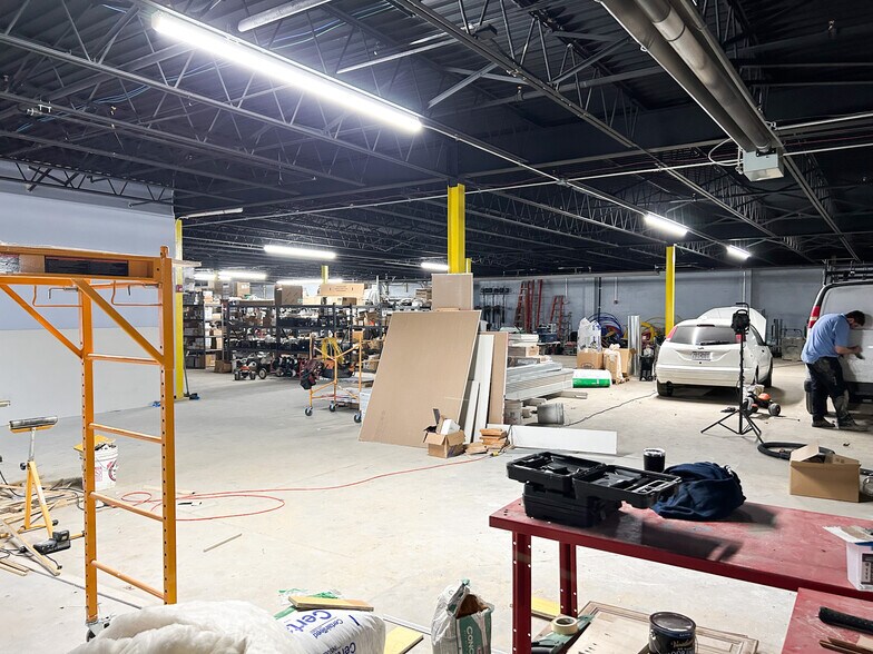 More Photos Of 224 N Stewart Ave, Springfield Warehouse For Lease