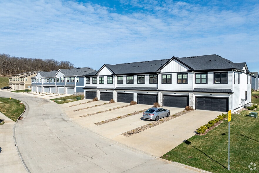 More Photos Of 10049 Stark Dr, West Des Moines Apartments For Sale