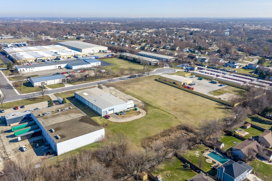 More Photos Of 1005 Geneva St, Shorewood Warehouse For Lease