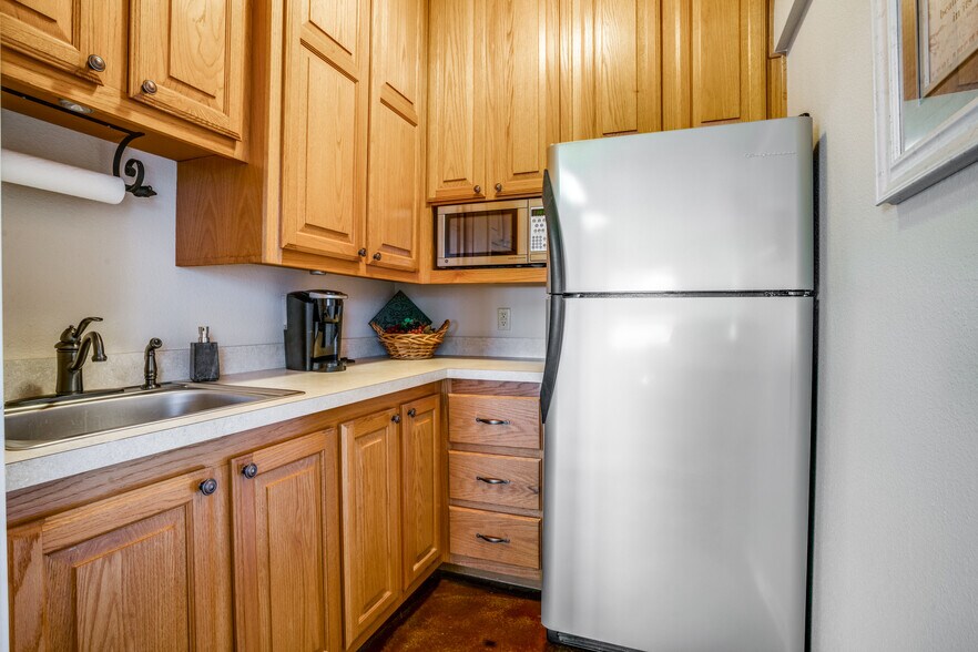 More Photos Of 9080 Ike Byrom Rd, Aubrey Warehouse For Lease