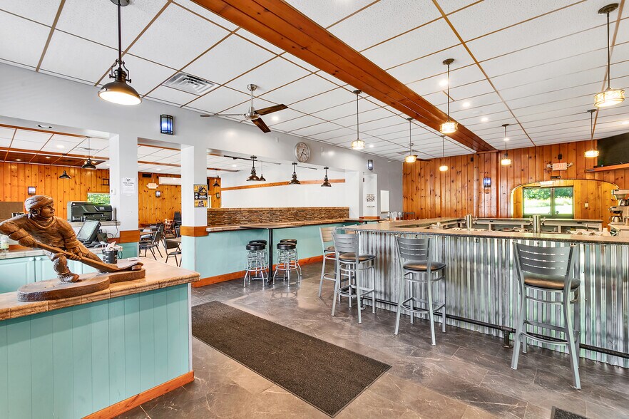 More Photos Of 715 Craigdell Rd, New Kensington Bar For Sale