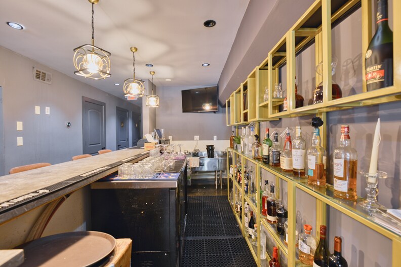 More Photos Of 12 W Peachtree Pl, Atlanta Storefront For Sale