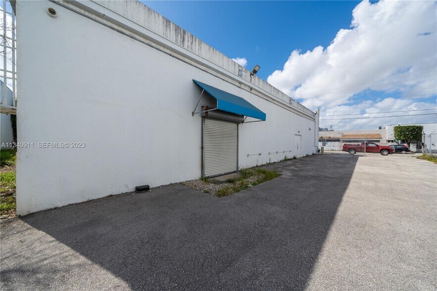 More Photos Of 2585 NW 21st Ter, Miami Warehouse For Lease