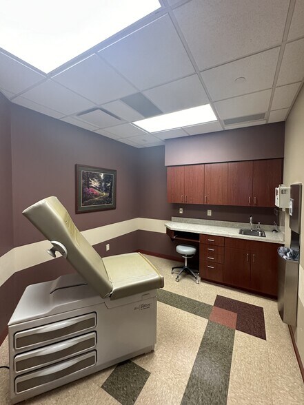 More Photos Of 4013 N Ridge Rd, Wichita Medical For Lease