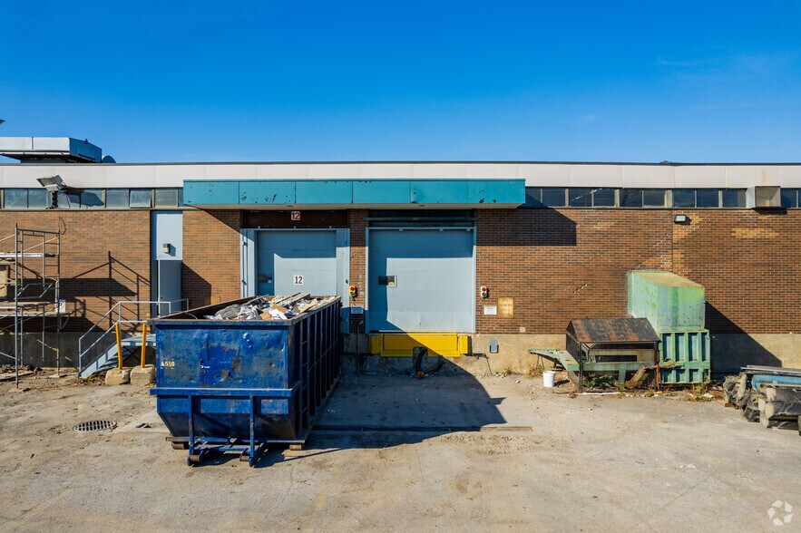 More Photos Of 2345 Des Laurentides (A-15) Desste E, Laval Manufacturing For Lease