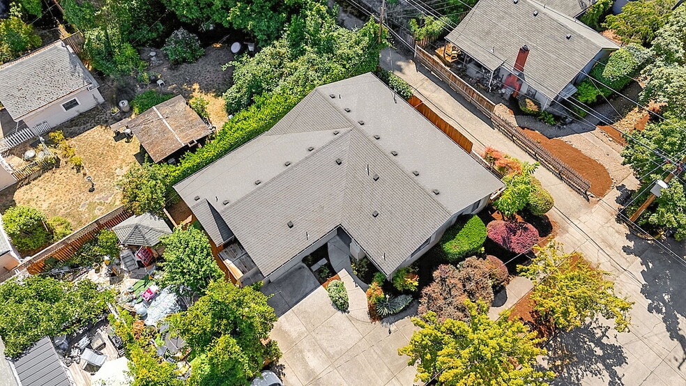 More Photos Of 945 Madison St, Eugene Apartments For Sale