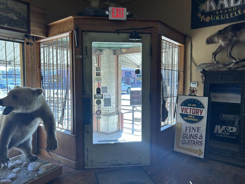 More Photos Of 100 N Main St, Lindale General Retail For Sale