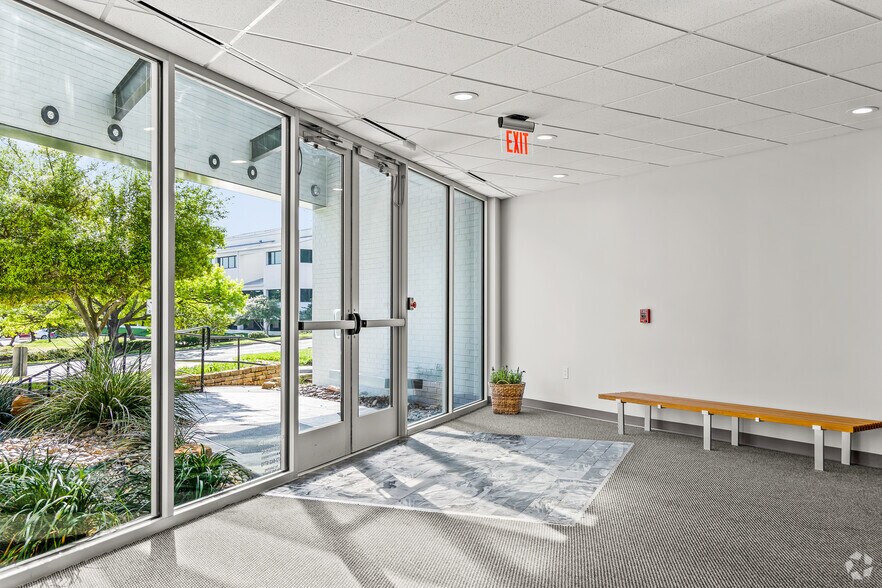 More Photos Of 4225 Wingren Dr, Irving Unknown For Lease