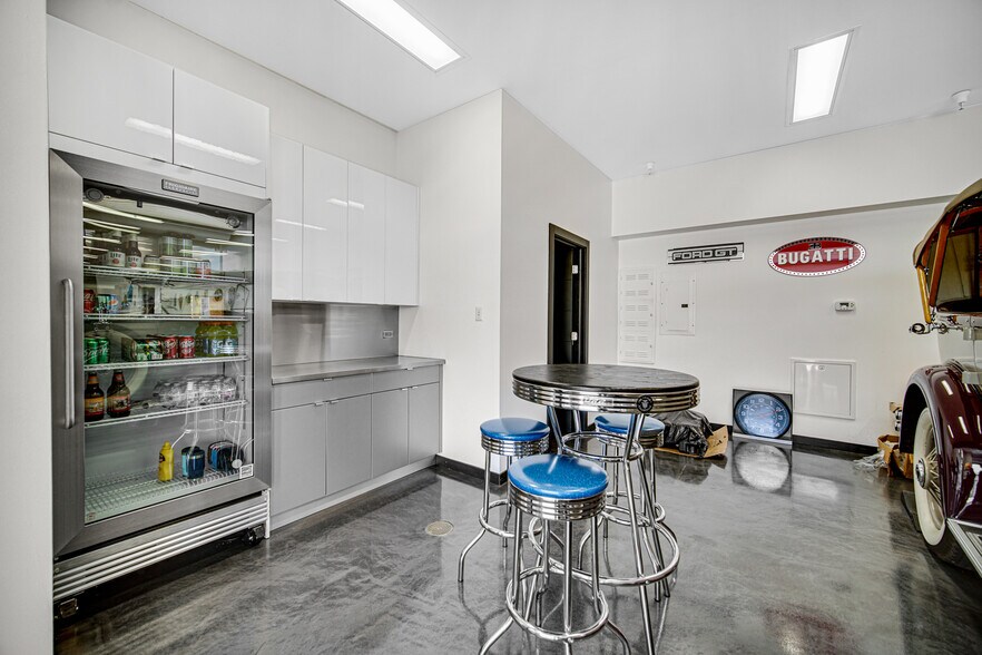 More Photos Of 2108-2260 Ferry Rd, Naperville Showroom For Sale