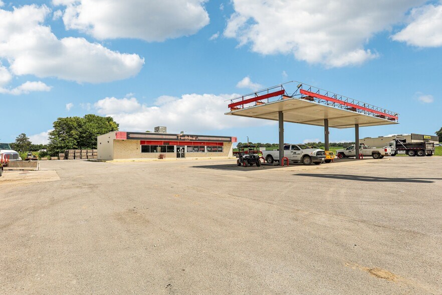 More Photos Of 402 W Johnson St, Pocahontas Flex For Sale