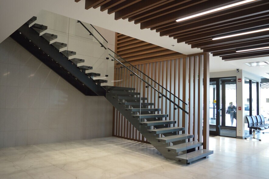 More Photos Of 1035 64th Av SE, Calgary Medical For Lease