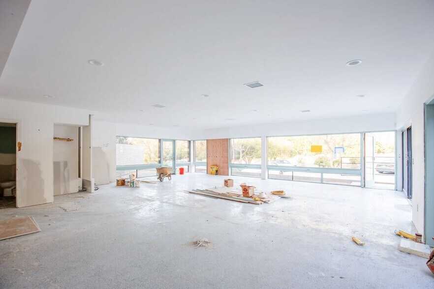 More Photos Of 29350 Pacific Coast Hwy, Malibu Office For Sale