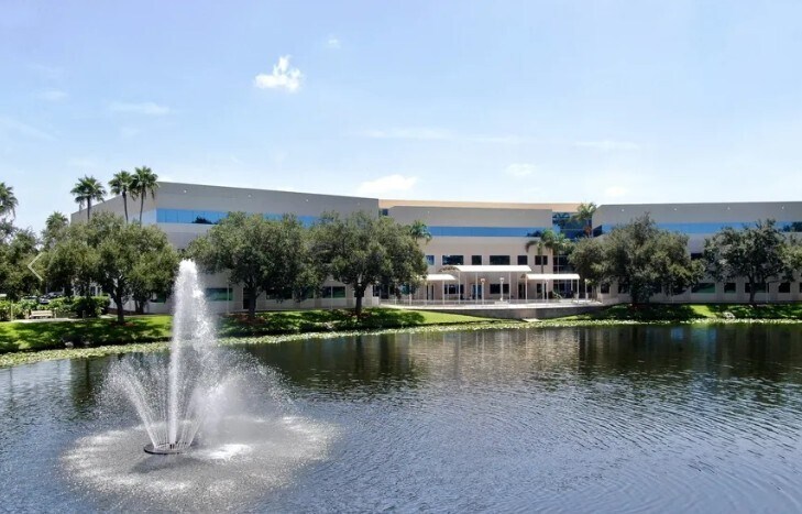 More Photos Of 101 Paramount Dr, Sarasota Business Park For Sale