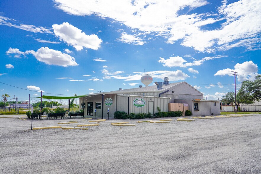 More Photos Of 210 W Railroad St, El Campo Service For Sale