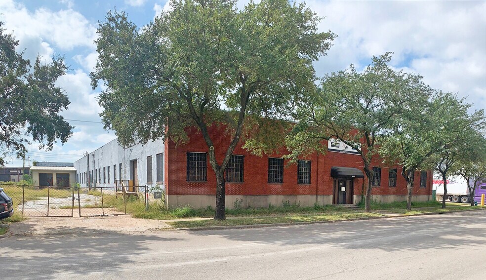 More Photos Of 6028 Navigation Blvd, Houston Warehouse For Sale