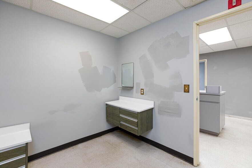 More Photos Of 872 E Sahara Ave, Las Vegas Medical For Lease