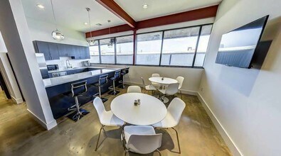 More Photos Of 6343 Skyline Dr, Houston Office For Lease