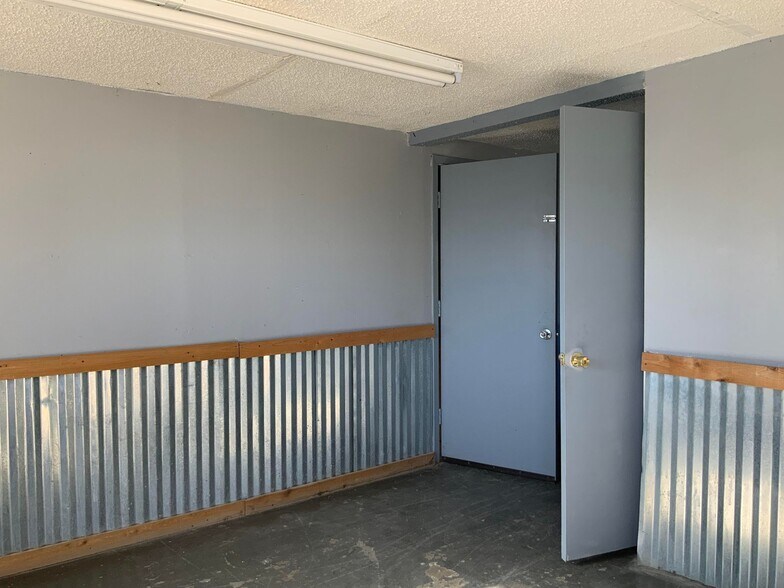 More Photos Of 504 N 2nd St, Carrizo Springs Warehouse For Sale