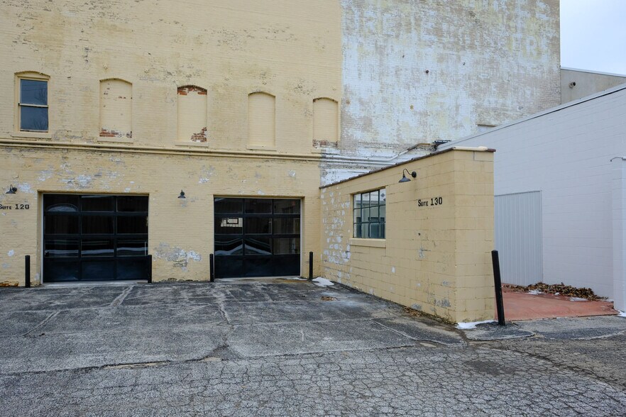 More Photos Of 408 W Main St, Benton Harbor Freestanding For Lease