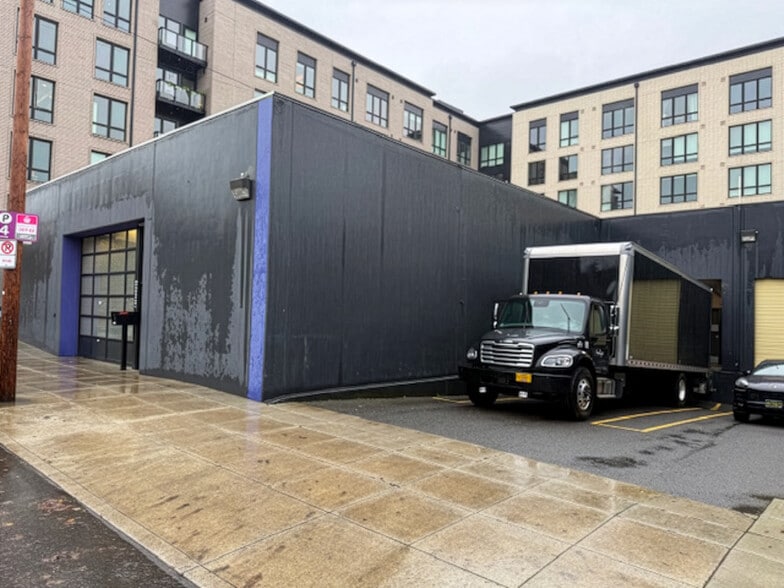 Primary Photo Of 2215 NW Quimby St, Portland Warehouse For Lease