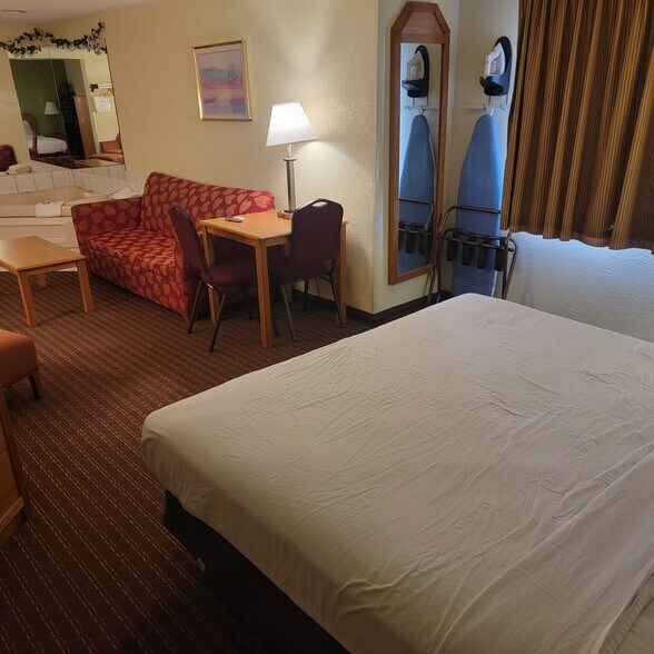 More Photos Of 3040 5th Ave S, Fort Dodge Hotel For Sale