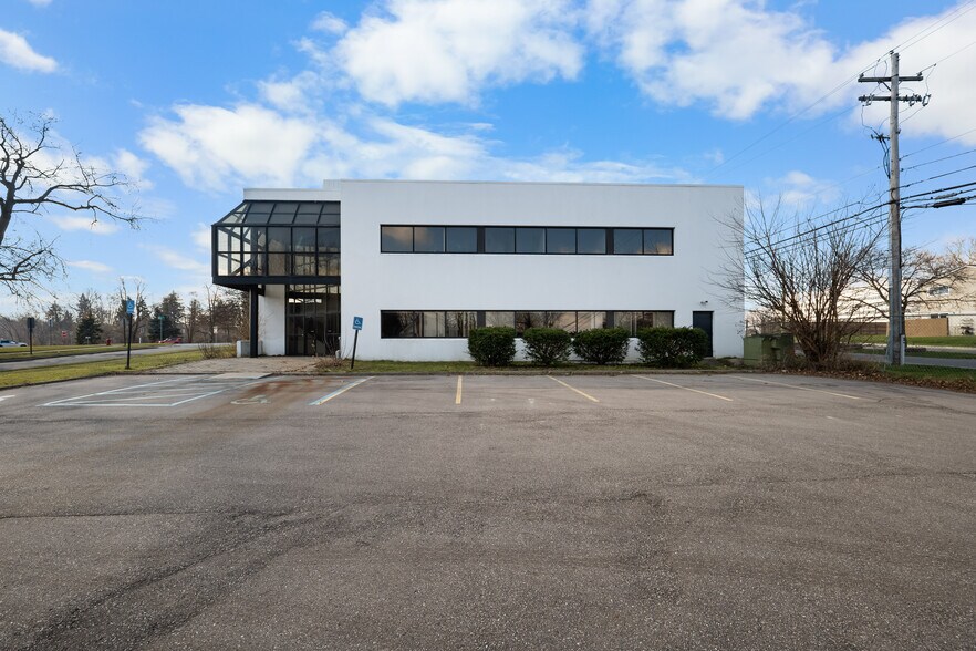More Photos Of 44060 Woodward Ave, Bloomfield Hills Medical For Lease