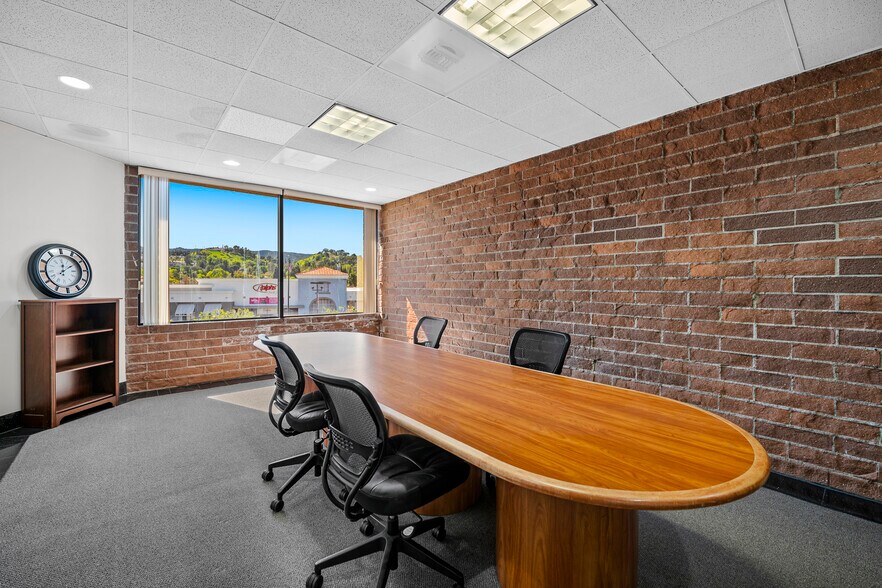 More Photos Of 17835 Ventura Blvd, Encino Medical For Sale