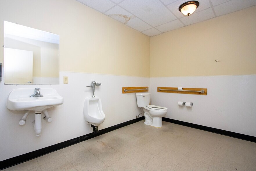 More Photos Of 160 S Columbus St, Wooster Warehouse For Lease