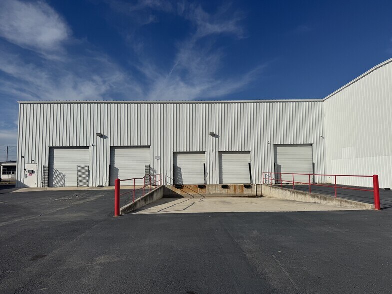 More Photos Of 204 N WW White Rd, San Antonio Distribution For Lease