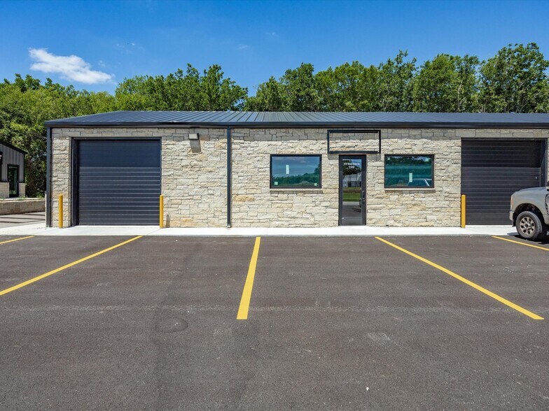 More Photos Of 200-225 West Side Dr, Decatur Light Distribution For Lease
