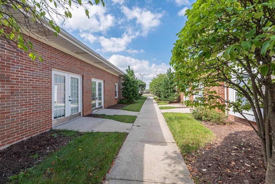 More Photos Of 4701-4731 W Midlothian Tpke, Crestwood Office For Sale