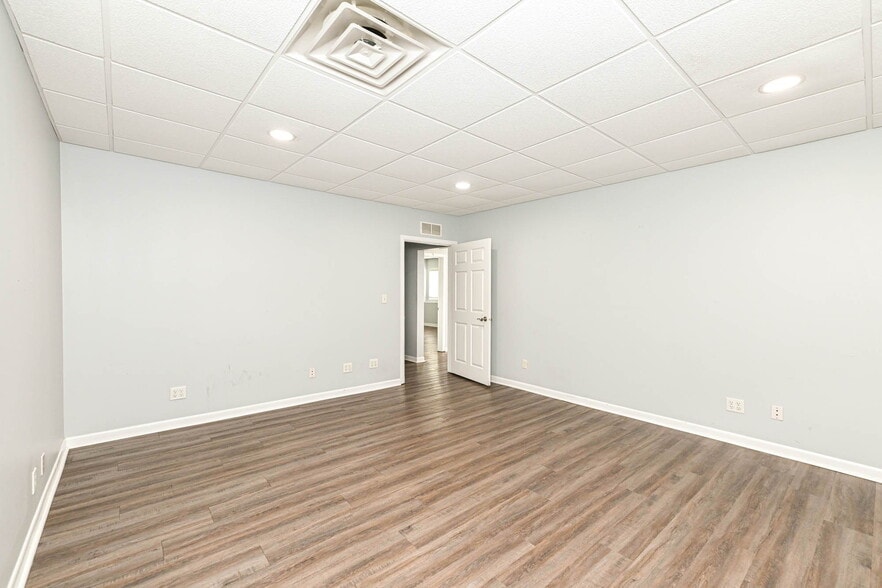 More Photos Of 3455 Shelby St, Indianapolis Office For Sale