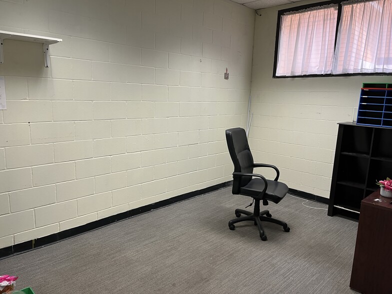 More Photos Of 6612 Arlington Expy, Jacksonville Schools For Lease