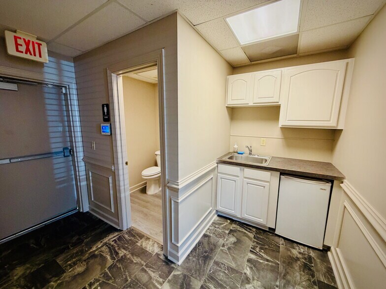 More Photos Of 12484c Warwick Blvd, Newport News Office For Lease