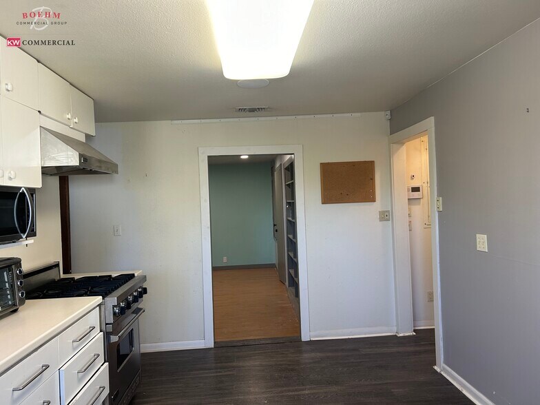 More Photos Of 626 High St, Comfort Storefront For Sale