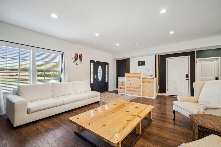 More Photos Of 4677 E Livingston Ave, Columbus Specialty For Sale