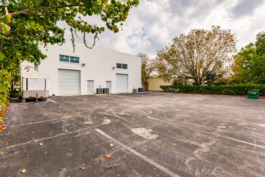 More Photos Of 2154 Trade Center Way, Naples Showroom For Sale